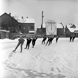 Hamar, 30.12.1956, Kees Broekman trener på skøyter.
