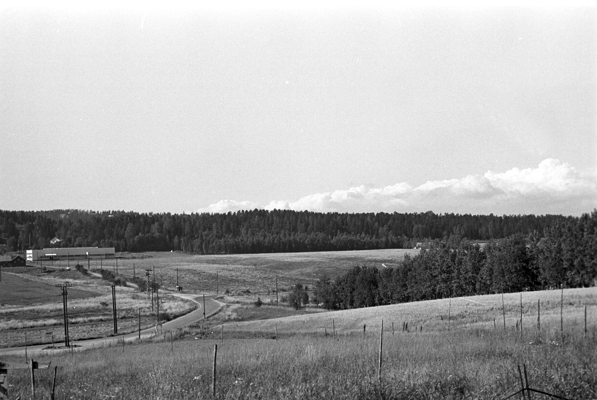 Lørenskog, september 1967. Bildet er tatt fra Løken mot vest mot Skårer. Gamleveien ses til venstre i bildet med bedriften Slottskaker i bakgrunnen.