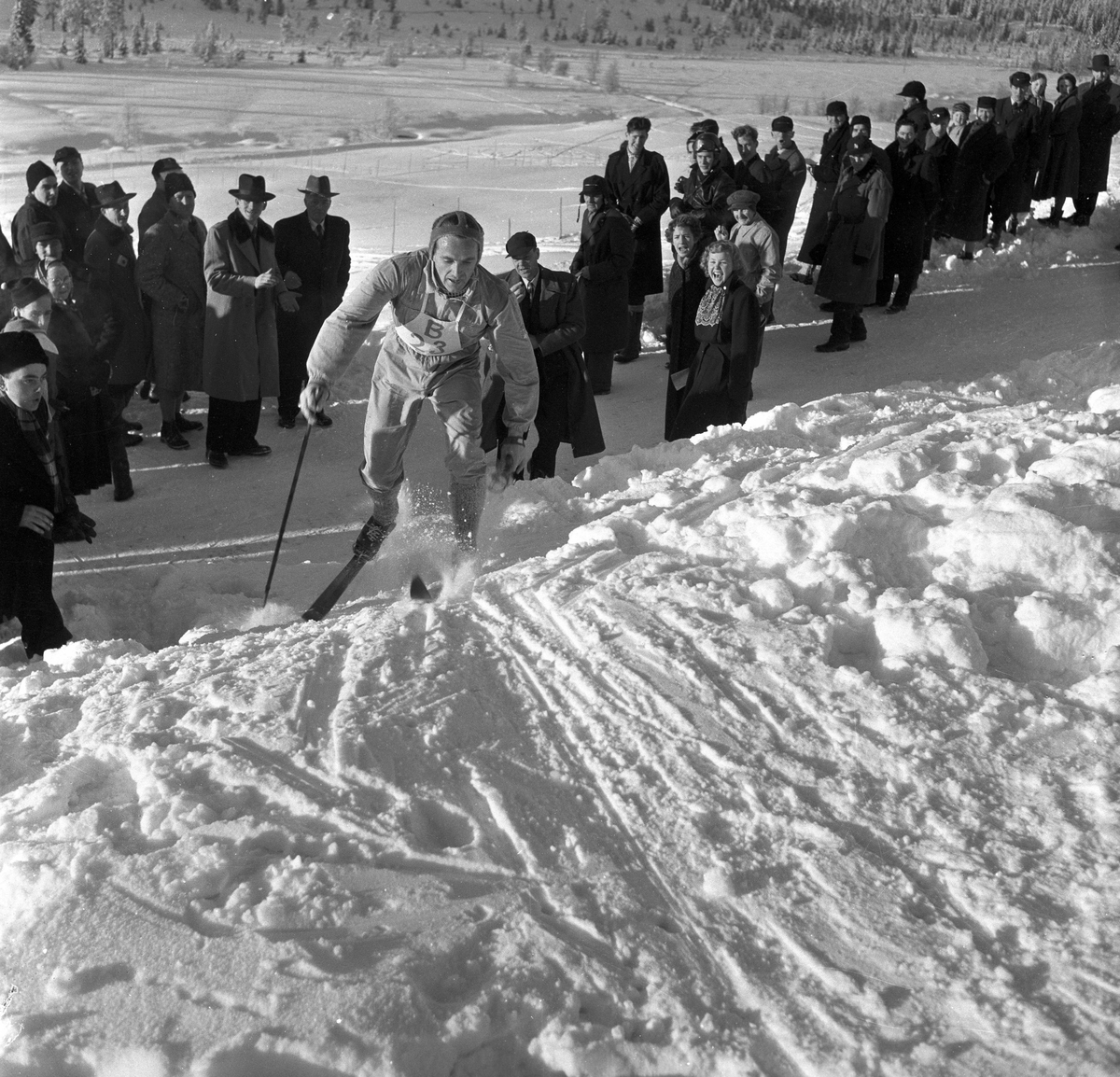 Serie. Skiløperen Halgeir Brenden konkurrerer og jobber som skogsarbeider. Fotografert 1955.