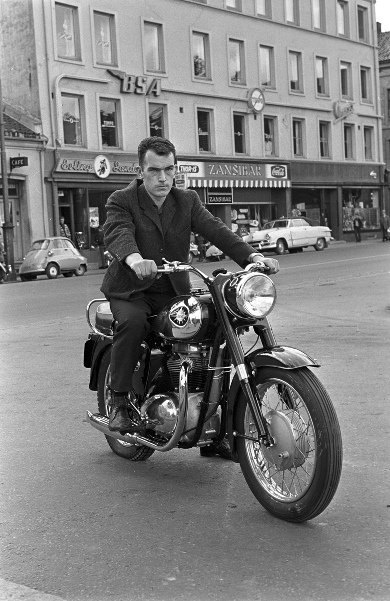 Ny BSA motorsykkel. I bakgrunnen forhandlerens butikk. Fotografert oktober 1962.