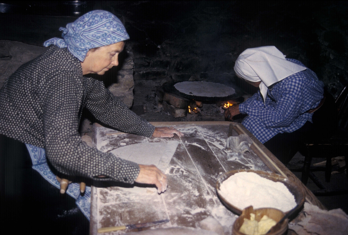 Baking av flatbrød i Hordalandstunet.