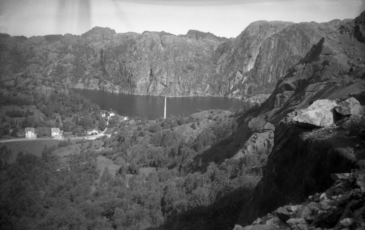 Utsikt over Jøssingfjorden. Fotografert under biltur fra Oslo til Bergen i 1951.