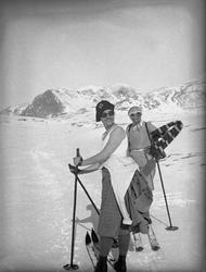 Dordi Arentz og en annen kvinne går på ski i påskefjellet. F