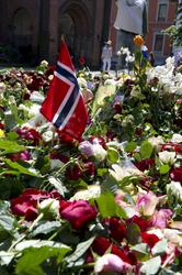 Ved Oslo domkirke. Blomster og kondolanser lagt ned i Oslo s