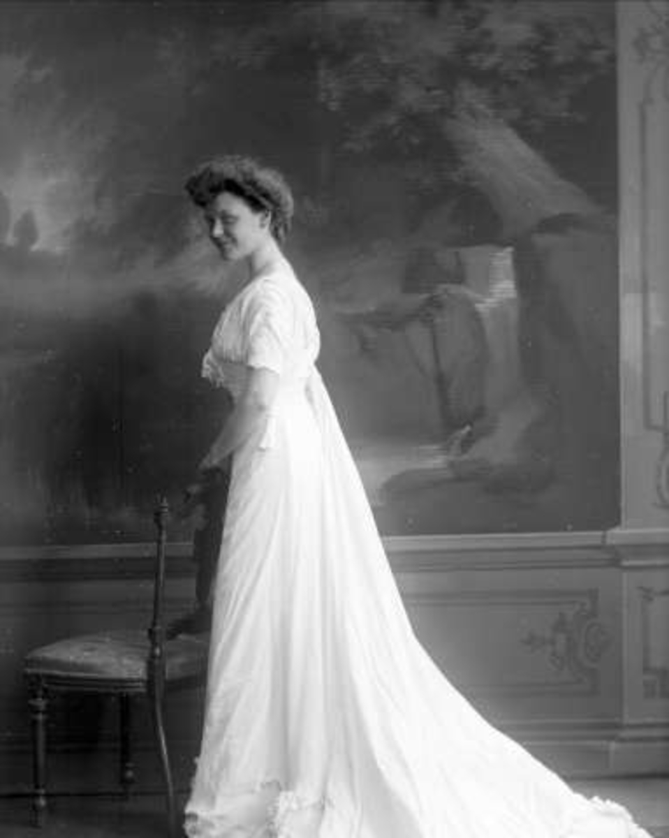 Portrett, kvinne i hvit kjole. Muligens brudekjole.