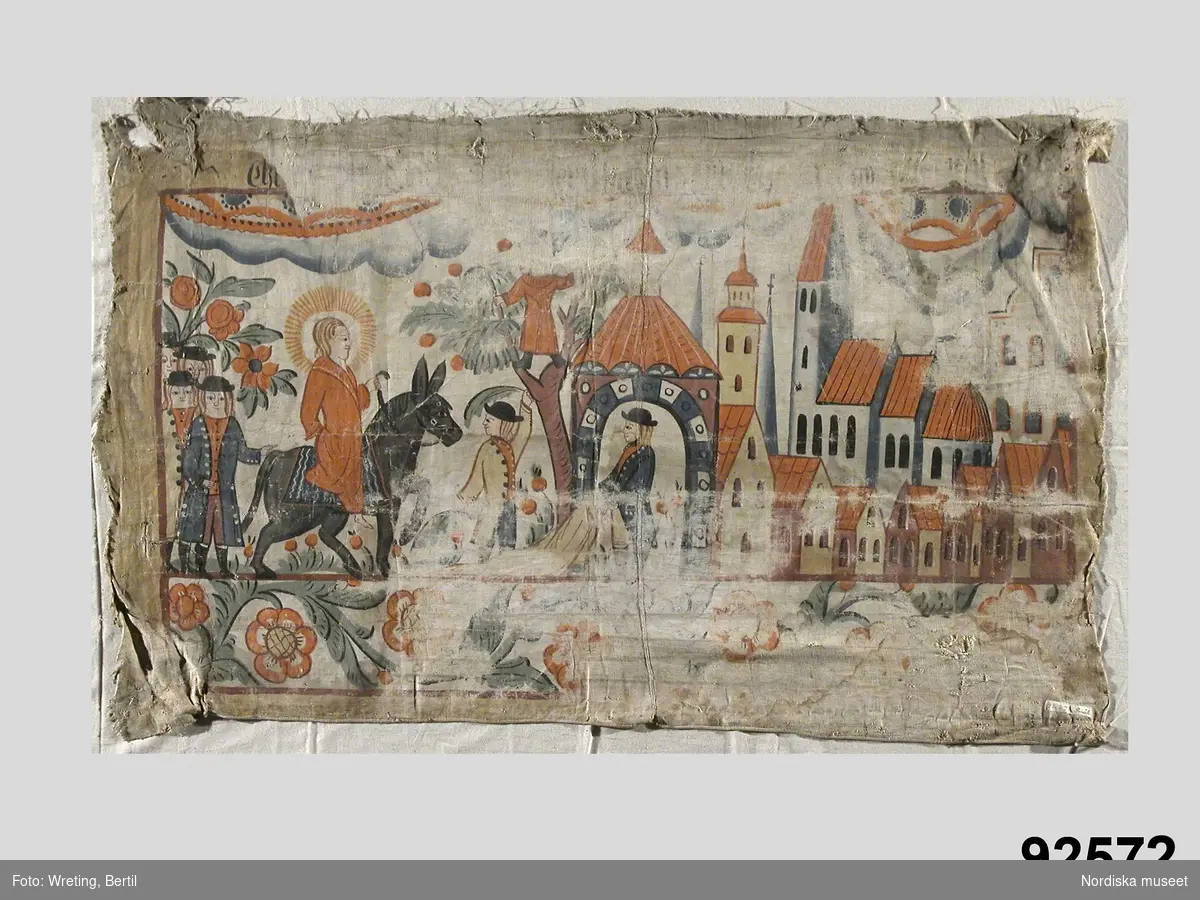 Huvudliggaren:
"Väggmålning, på väv, mål. på båda sidor med bibl. motiv: Kristus rider till Jerusalem, Tio jungfrur."