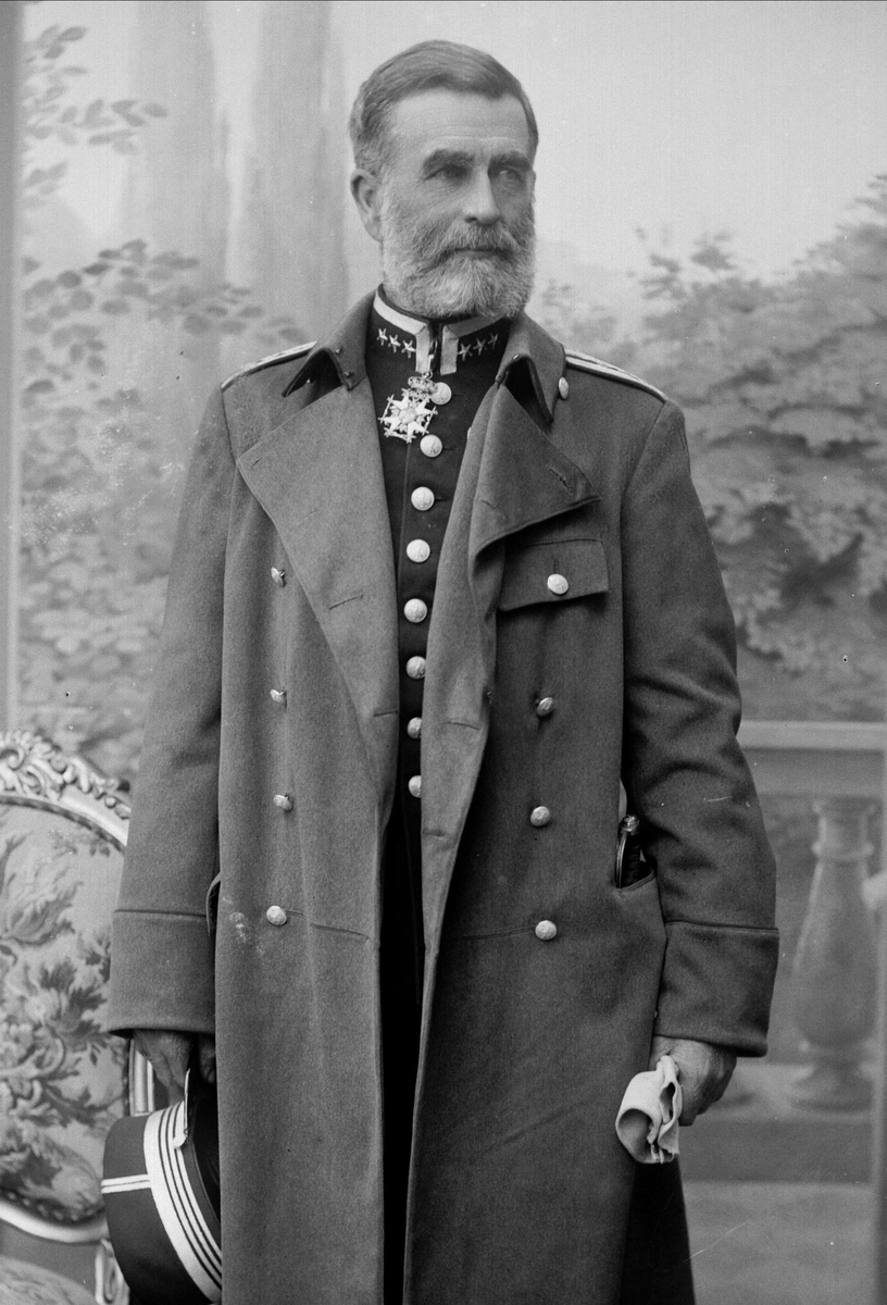 Portrett, Olaf Wilhelm Petersen (1841-1909), i uniform som sjef for Krigsskolen.