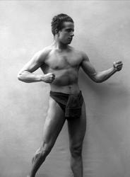 Portrett, mann i truse og håndkle. Karl Jørgensen.