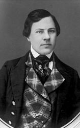 Avfotografering. Mann i rutete vest og svart jakke med knapp