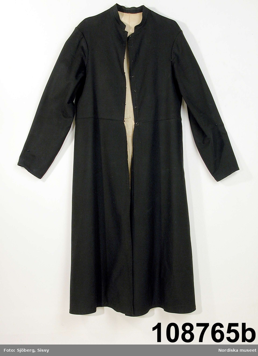 Hel mansdräkt bestående av 12 delar.
a. skjorta
b. rock av svart kläde
c. väst av svart kläde
d. knäbyxor av sämskskinn
e. förskinn
f. 1 par strumpor vita
g. handskar av sämsskinn
h. 1 par skor
i. hatt
j. hatt
k. långhalsduk
l. löskrage.
/BEEL

a. Mått: längd: 96 cm. Längd: 52 cm - ärmlängd. Vidd: 52 cm - ärmvidd
Material: Textil, linne. Lingarn - broderier, band. Teknik: Handvävning. Gåsögon. Trådbundet broderi. Broderi - plattsöm. Handsömnad
Rak mansskjorta i handvävt hellinnetyg, vävt i gåsögon.  Båltyget i ett stycke, sidosömmar med 13 cm långa sidosprund. Öppning fram, 31 cm långt sprund. Rektangulärt halsspjäll,  rynkningar mot 8,5 cm hög krage med broderier på både in- och utsida i kanten, plattsöm och trädsöm, nuggor i katnen. Två fastsydda mönstervävda knytband, blå/vit och vit. Vidsydd ärm med ärmspjäll. Rynkningar mot 1,3 cm bred ärmlinning broderad med plattsöm och trädsöm, nuggor i kanten,  mönstervävda knytband.. Skjortan är handsydd.
/Inga-Lill Eliasson 2007-04-17


f. 1 par strumpor  skaftlängd 40 cm, fot 26 cm; tvåändsstickade av vitt ullgarn i slätstickning.
g.
h.
i.
j.Hatt, svart rundkullig filthatt, kullens höjd 14 cm, brätte bredd 5 cm; lätt uppböjt brätte kantat med bomullsband, delvis fodrad med ljust bomullstyg.
/BEEL
k.Längd: 139 cm. Bredd: 18,5 cm. Material: Halvlinne. Telnik: Handvävning, dräll. Handsömnad.
Långhalsduk vävd i dräll, avlång,  randigt mönster av ca 1,3 cm breda ränder i dräll med tuskaft emellan. Handsydd smal fållad kant.
Anm: Något gulnad.
/INEL
l. Löskrage "hassdutj" längd 34 cm, bredd 8,7 cm, rak remsa av vit fin linnelärft, broderi i plattsöm längs långsidorna med små "nuggor" i kanten. Baksida av en bit linneväv med ränder i kypertvariation, knytband i ändarna av mönstervävt linneband i ljusgrått och vitt.

Berit Eldvik maj 2006