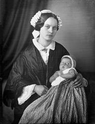 Avfotografering. Gruppeportrett, kvinne med spedbarn.