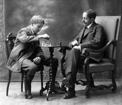 Gruppeportrett, far og sønn ved sjakkbordet. Grosserer Henry