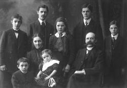 Portrettgruppe med ni personer fotografert av Gustav Borgen 