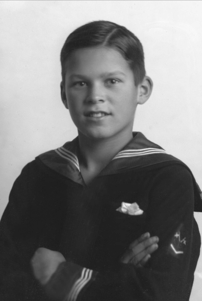 Portrett av Halvor Bjørneby i matrosdress.