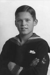 Portrett av Halvor Bjørneby i matrosdress.