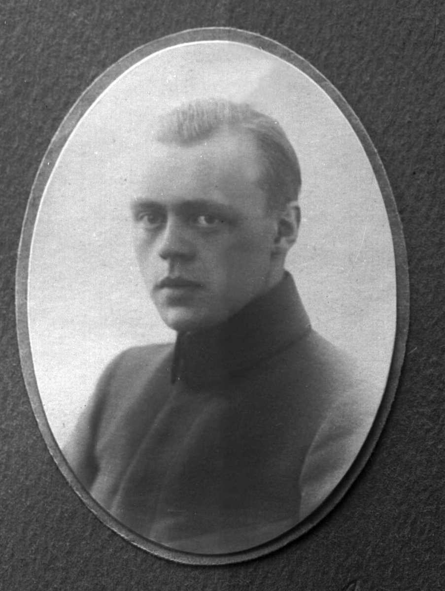 Portrett, fire eksponeringer, mann i kadettuniform. Leif Andersen.