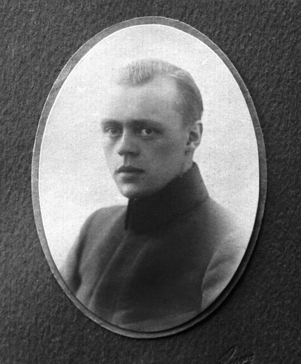 Portrett, fire eksponeringer, mann i kadettuniform. Leif Andersen.