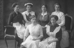 Gruppeportrett, seks tjenestepiker i uniform. Personale fra 