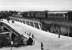 Persontog trukket av damplokomotiv type 30b på brua over Sar