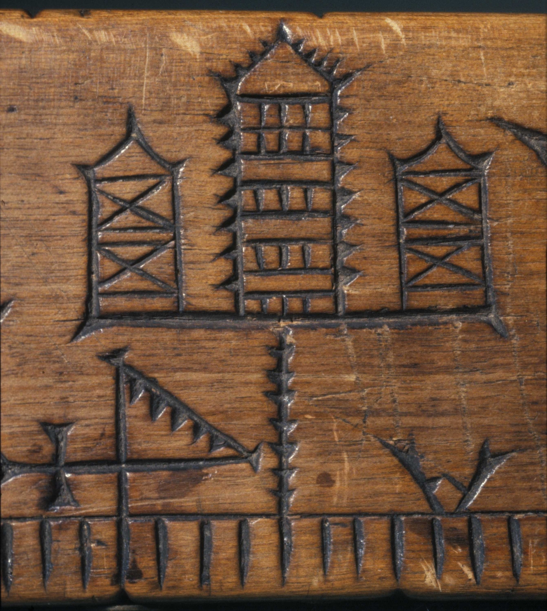 Primstav, fra Valle, Setesdal  fra 1707, fra Norsk folkemuseums gjenstandssamling med nummer NF.1895-0247.
 28.oktober simonsmesse, 1. november helgemesse ( alle helgens dag )