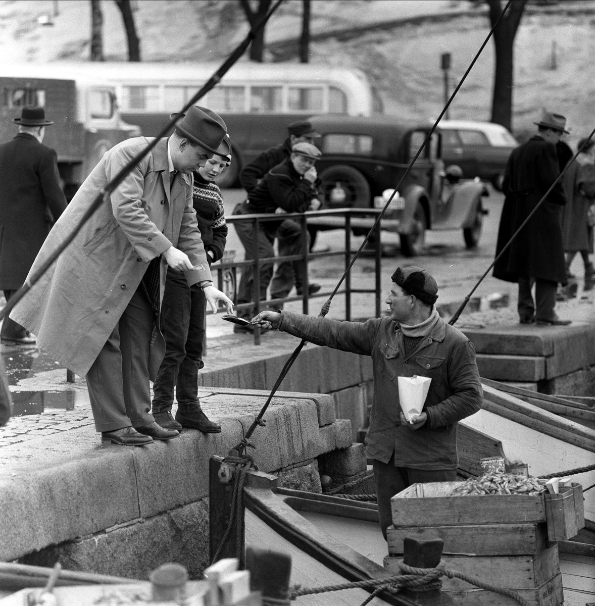 Vårtegn  i byen, fiskehandel på brygga, Oslo,  februar, 1959.