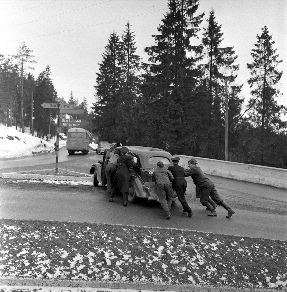 Påsketrafikk med bil som blir dyttet i gang på Gjelleråsen i 1959. Motorstopp