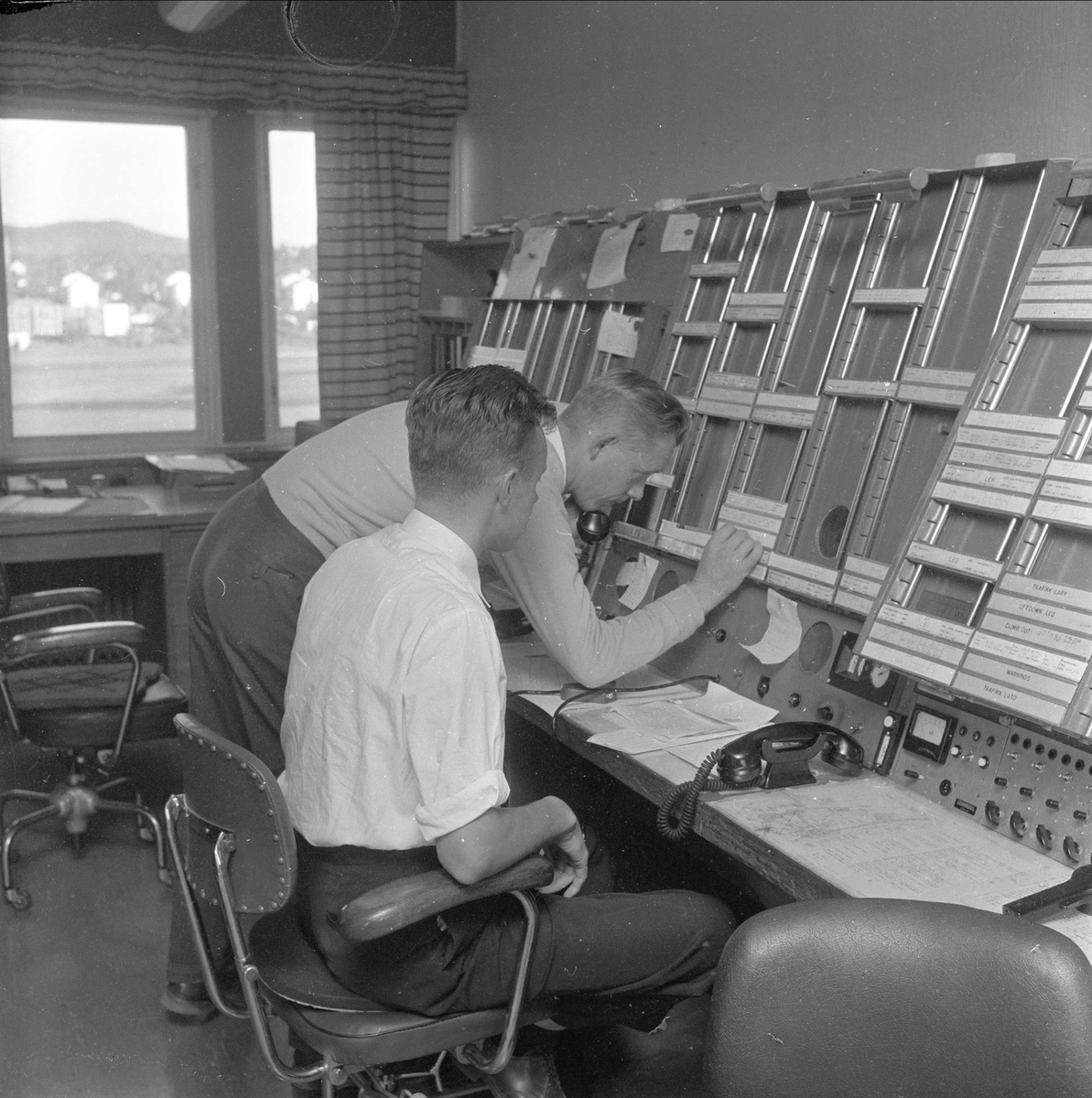Flytårnet, flyledere i arbeid, Fornebu, 15.09.1959.