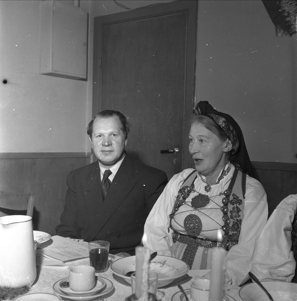 Mennesker rundt matbord. 23.04.1953. Bygdelag, Telelagets jubileum.