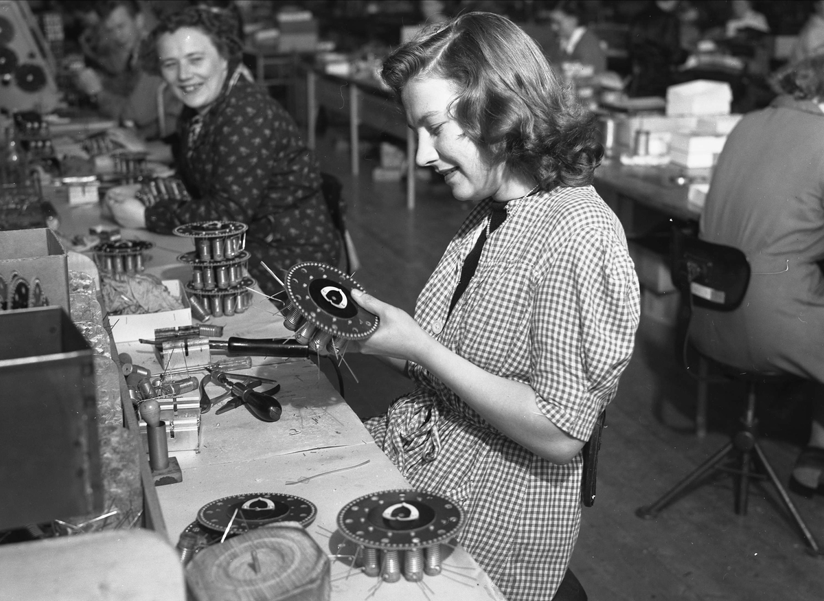 Tandberg Radiofabrikk(1933-1978), Kjelsås, Oslo, 05.07.1954. Kvinne som arbeider med produsjon av radiodeler.