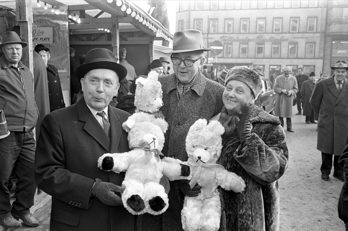 Oslo Marken åpnes på Youngstorget, Oslo februar 1965. Mennesker og bamser.