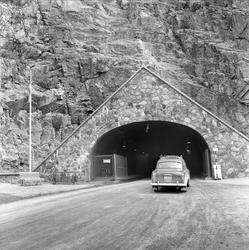 Drammen, august 1962. Drammensdagen. Bil på vei inn i tunnel