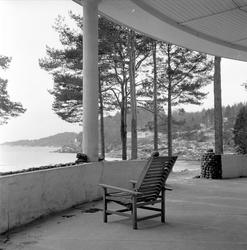 Fevik Strandhotell, Grimstad, desember 1957. Stol på terrass