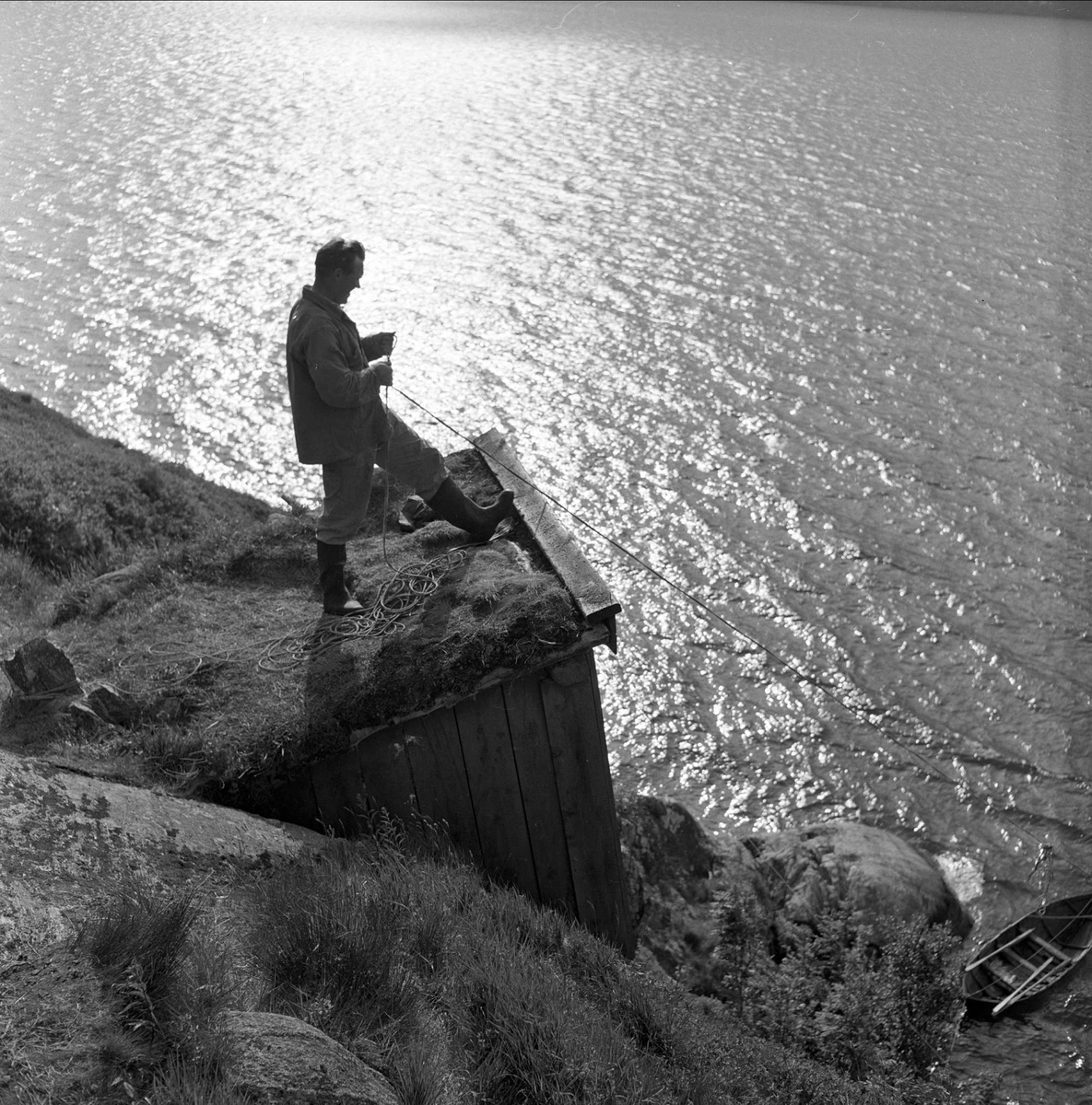 Laksefiske hos Johan Leknes i Hjørundfjorden, Møre og Romsdal, 12.07.1958. Fiske med garn fra land.