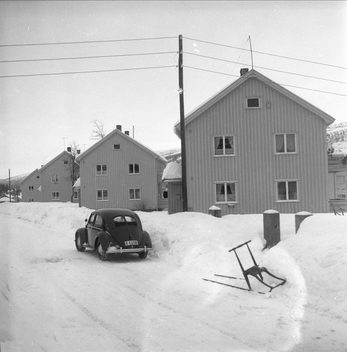 Mo, Rana, Nordland, 04.02.1955. Boliger, bil og spark.
