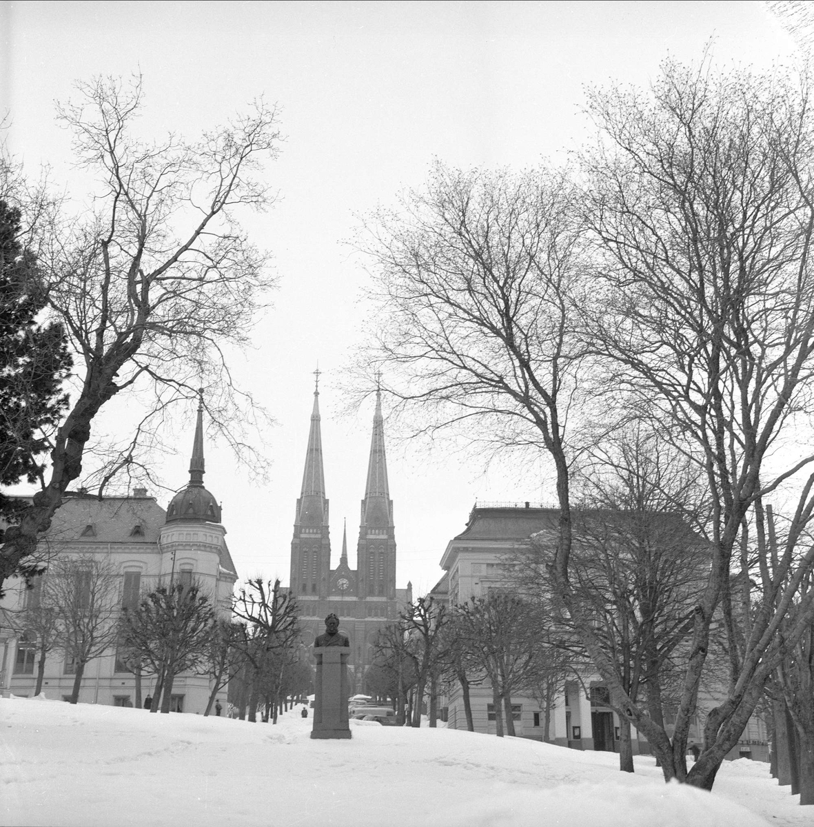 Skien, Telemark, mars 1958. Byjubileum. Bybilde med park og kirke.