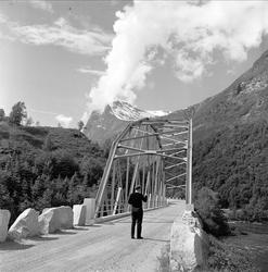 Sunndalen. Mann på bru.