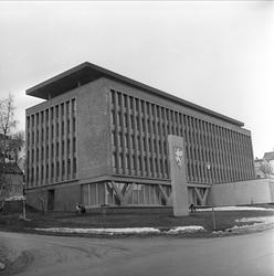 Tromsø, Troms, april 1963. Bygning og bauta.