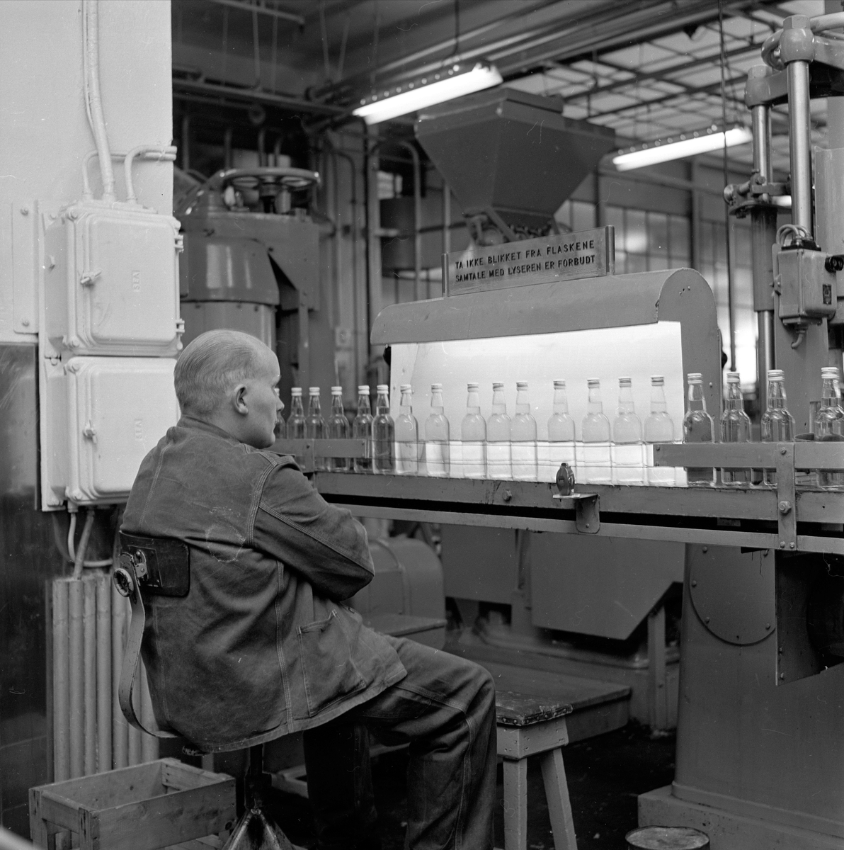 Hasle, Oslo, desember 1963. Vinmonopolet. Arbeider i produksjonshall.