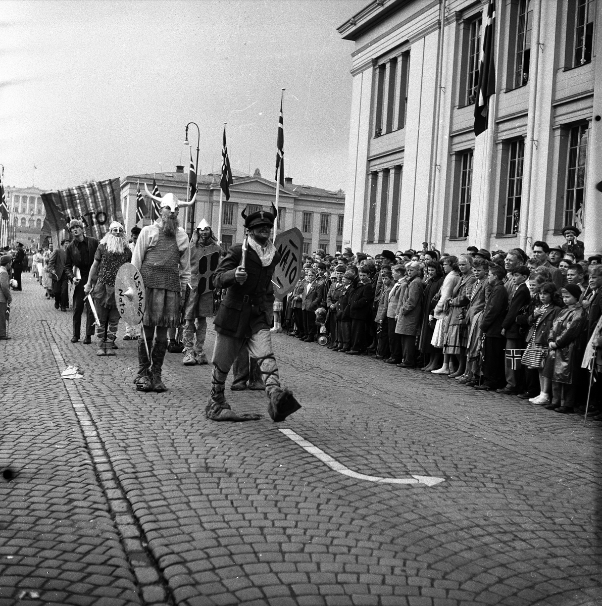 Karl Johans gate, Oslo, 17.05.1957. Rødrussens tog.