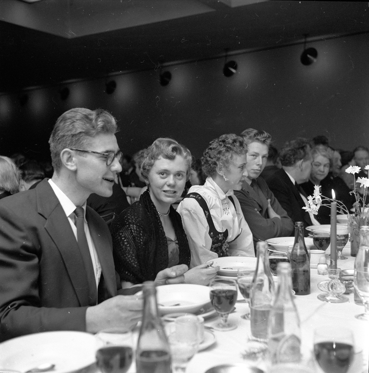 Oslo, 02.11.1956. Bygdelag. Mennesker til bords.