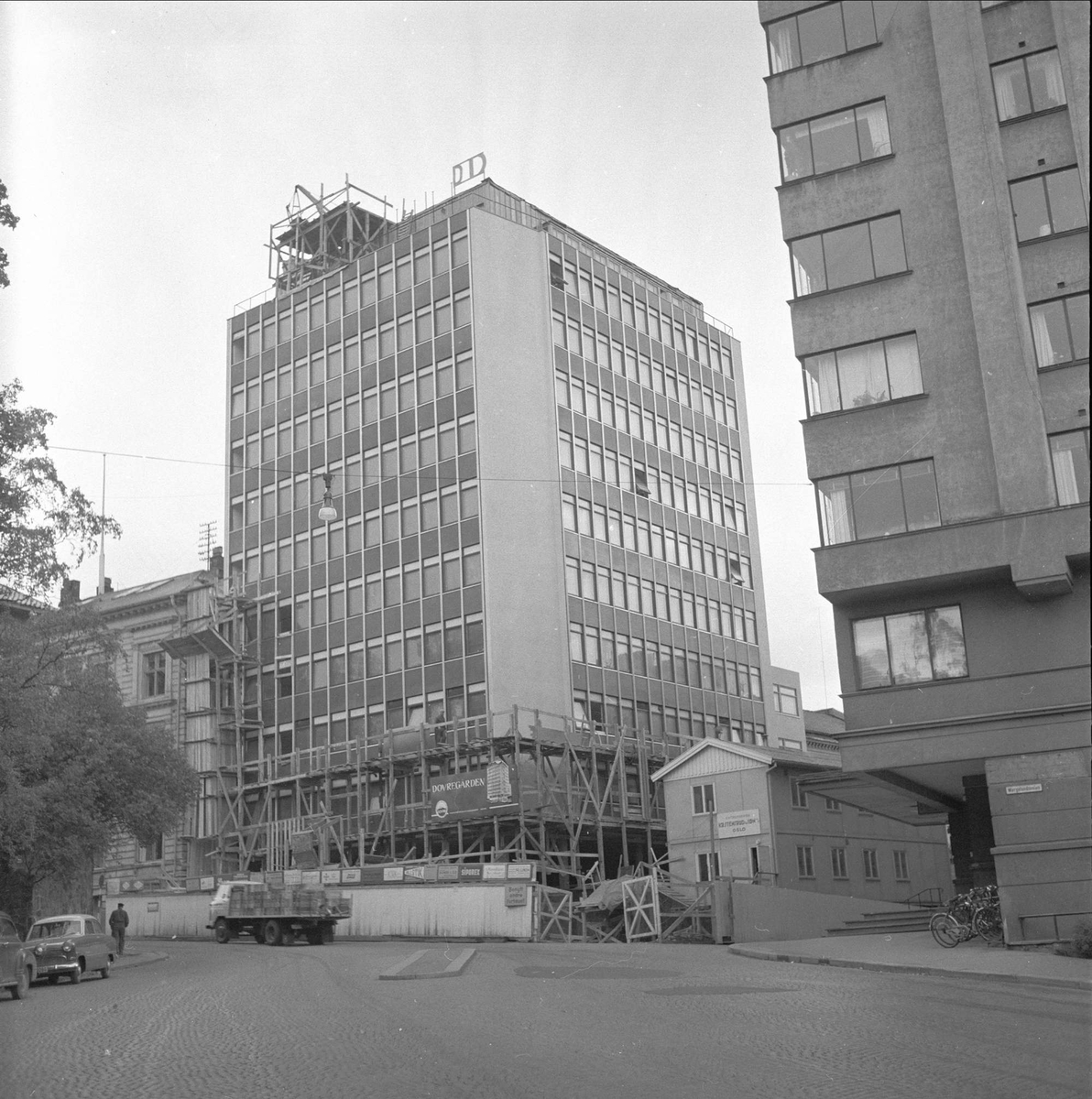 Wergelandsveien 7, Oslo,september 1958. Dovrebygget. Gatebilde med bygninger og biler. Byggearbeider.