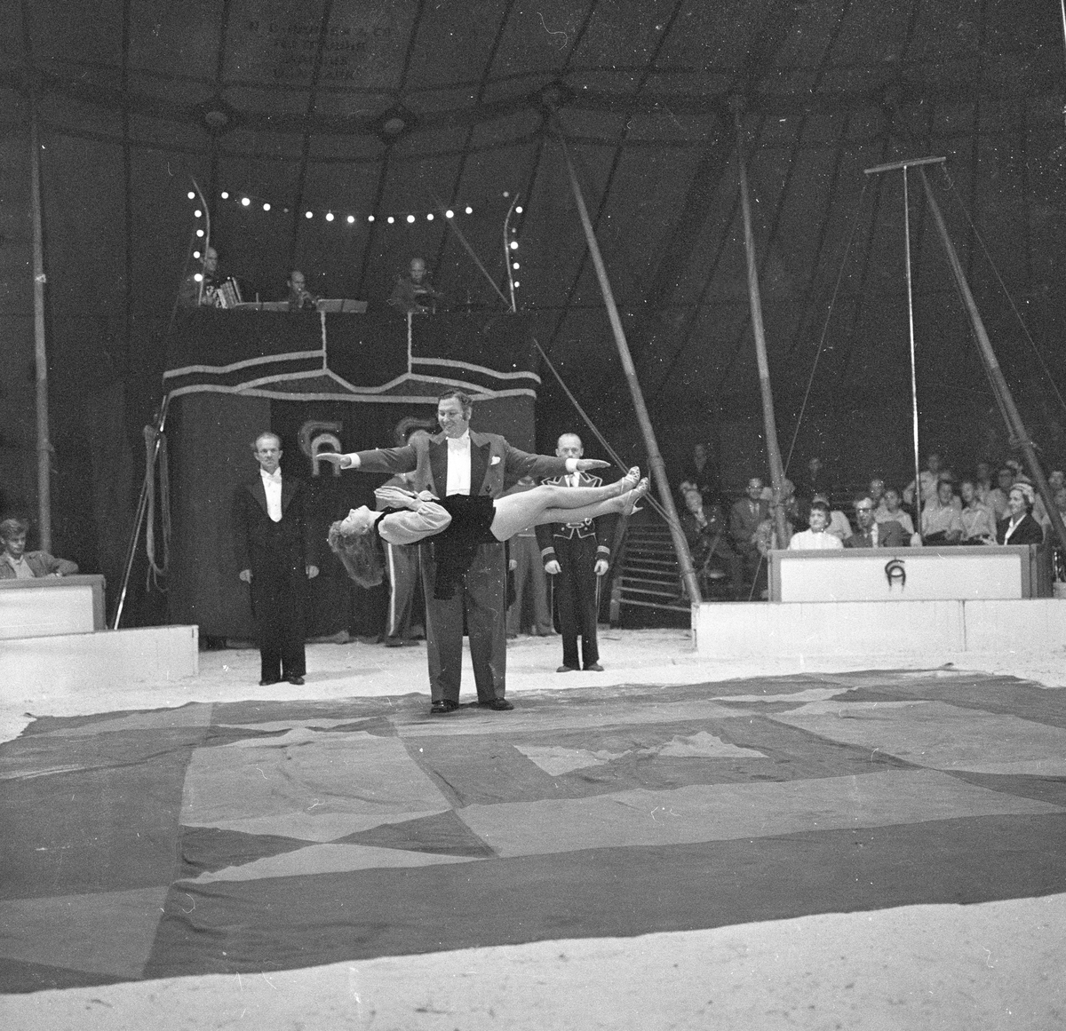 Oslo, september 1957, Sirkus Arnardo, fra forestillingen, sirkusfolk i manesjen.
