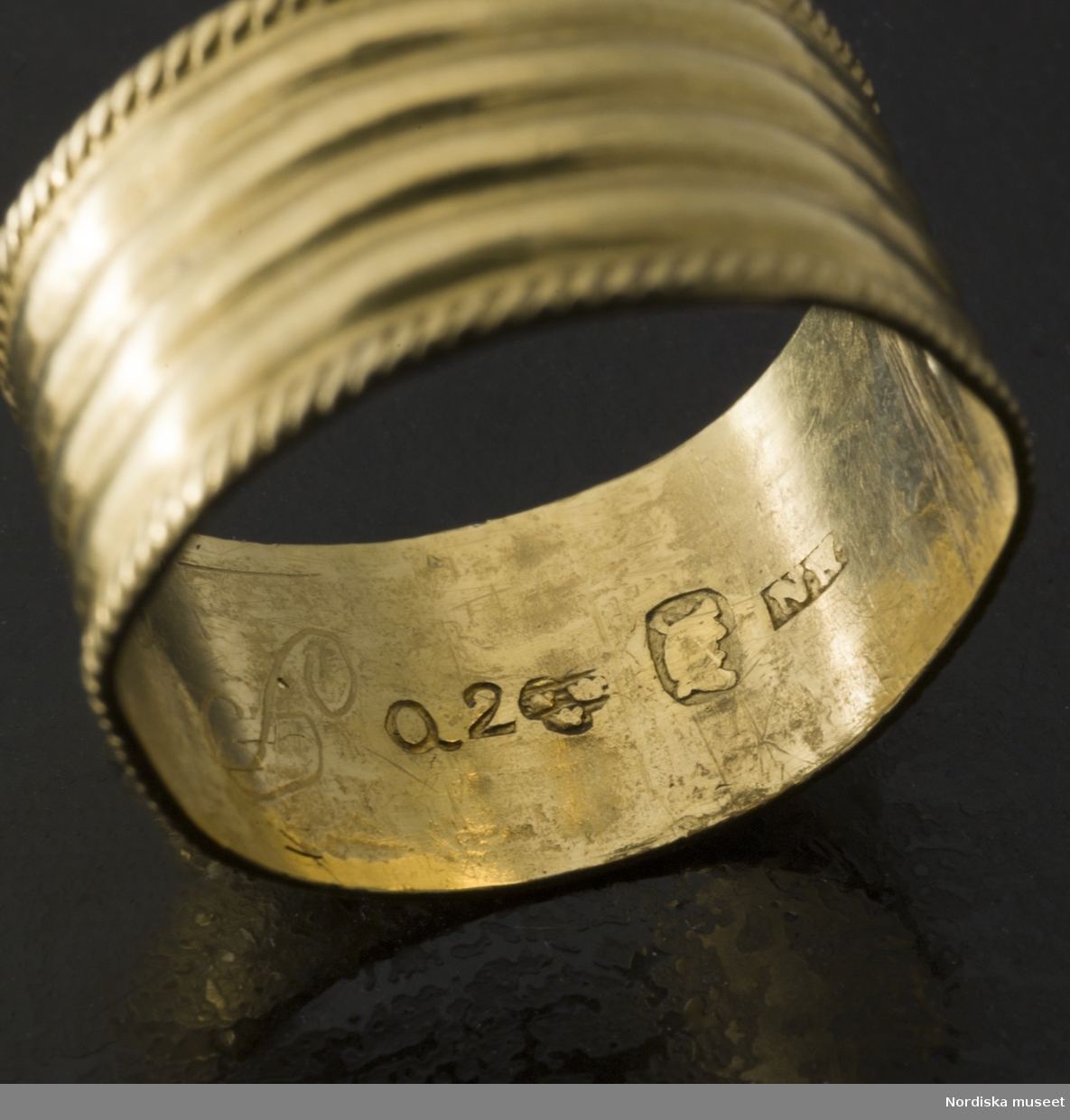 Smycke. Ring. Stämplad guldring från 1798. Föremål ur Nordiska museets samlingar :invnr.NM.0200423,  fotograferad för utställningen Smycken med öppningsdatum 2012-09-14.