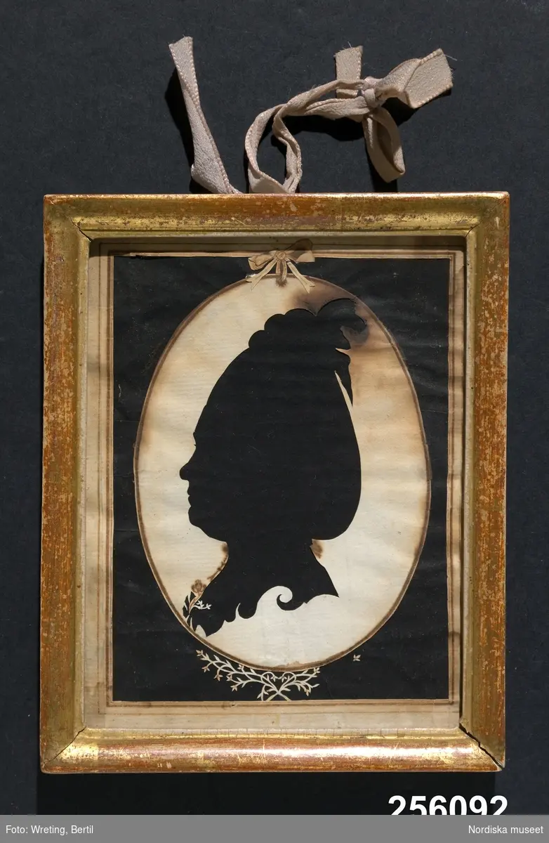 Silhuettporträtt, dam, bröstbild, vänster profil.