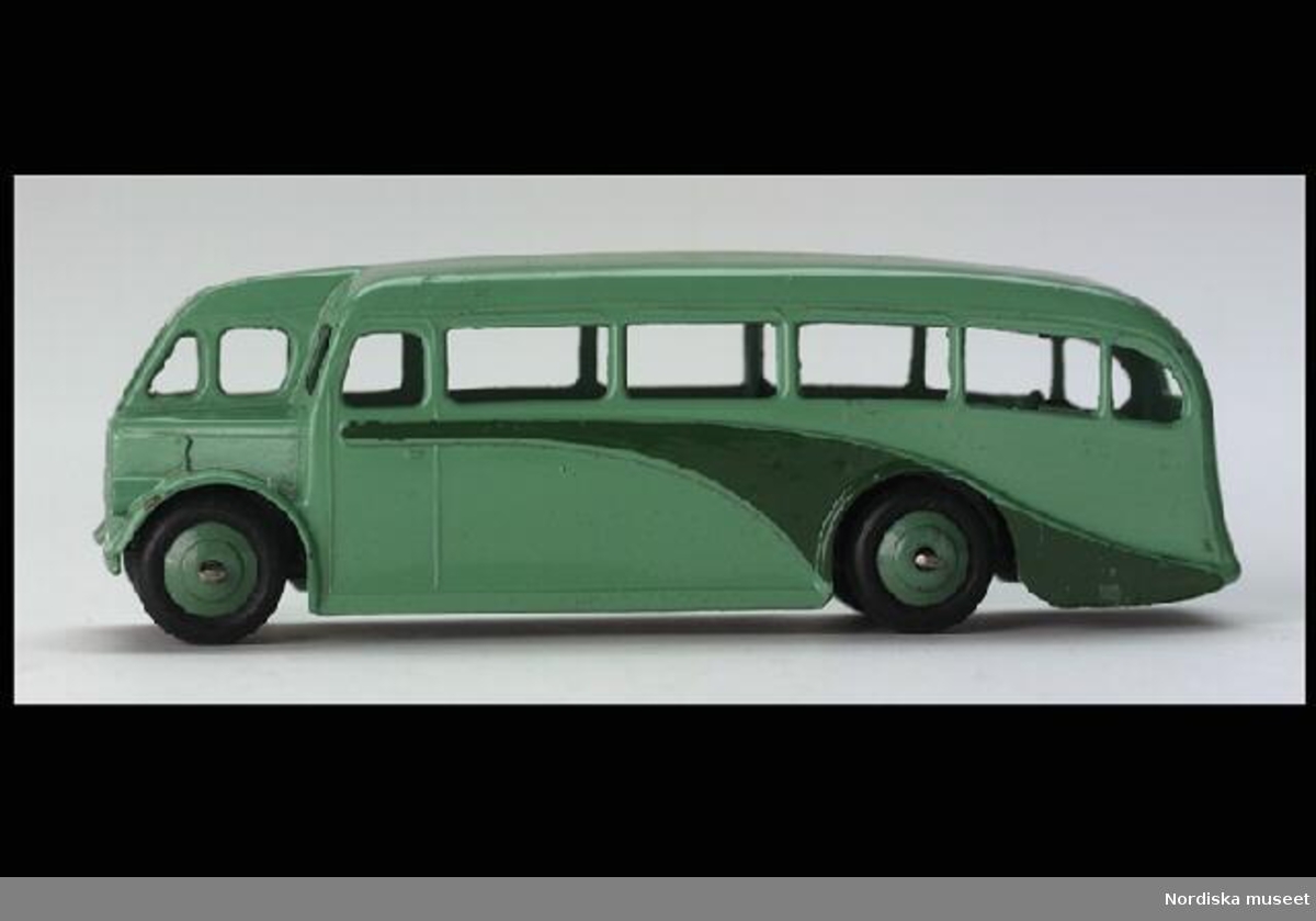 Inventering Sesam 1996-1999:
L 11,B 3,5,H 3,8 cm
Buss av märket Leyland, gjuten metall, ljusgrön målning med mörkgrön dekor på sidorna, silverfärgsmålade lyktor och grill. Svarta gummidäck med gröna nav, öppna fönster, ingen inredning. Präglad märkning undertill:"DINKY TOYS/MADE IN ENGLAND/ BY MECCANO LTD".
Enligt bilaga inköpt för 4,50 kr 1951 på postoder från England.
Givaren samlare av leksaksbilar 1947-1952, se inv 263.905 - 264.120.
Bilaga
Helena Carlsson 1996