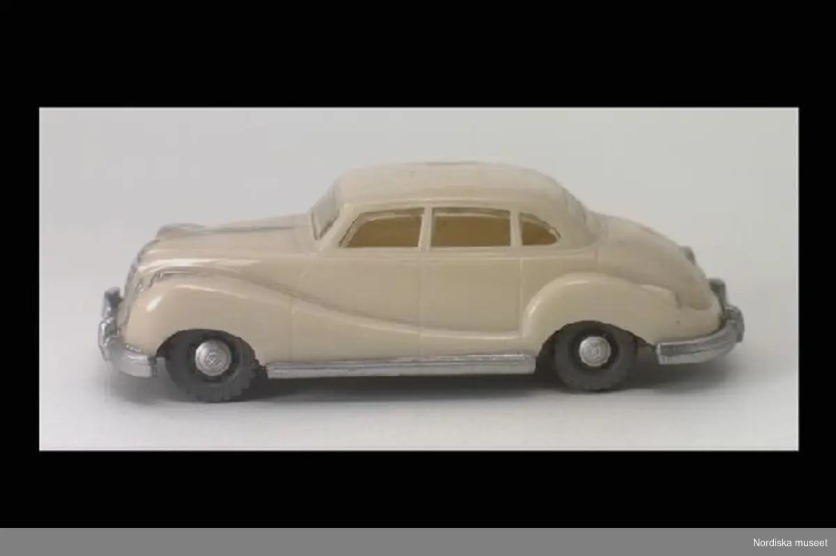 Inventering Sesam 1996-1999:
L 8 cm
Leksaksbil helt av plast, ljust beige med grå detaljer, plastfönster och plasthjul.
Märkt i underredet "BMW 501 (bilmodellen som leksaksbilen skall efterlikna) / Siku" inskrivet i cirkel. Siku är leksakstillverkare i Tyskland.
Givaren, samlare av leksaksbilar 1947-1952, se inv nr 263.905 - 264.120.
Bilaga finns till tidigare inv.nr i gåvan.
Leif Wallin mars 1998