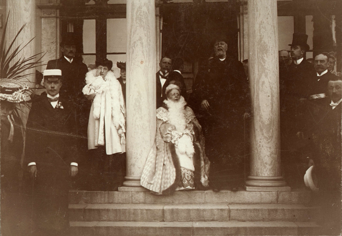 Demonstration för Konungahuset efter det att norska stortinget beslutat om unionens upplösning 1905. Konung Oscar II och Drottning Sofia vid Rosendals slott på Djurgården, Stockholm.
