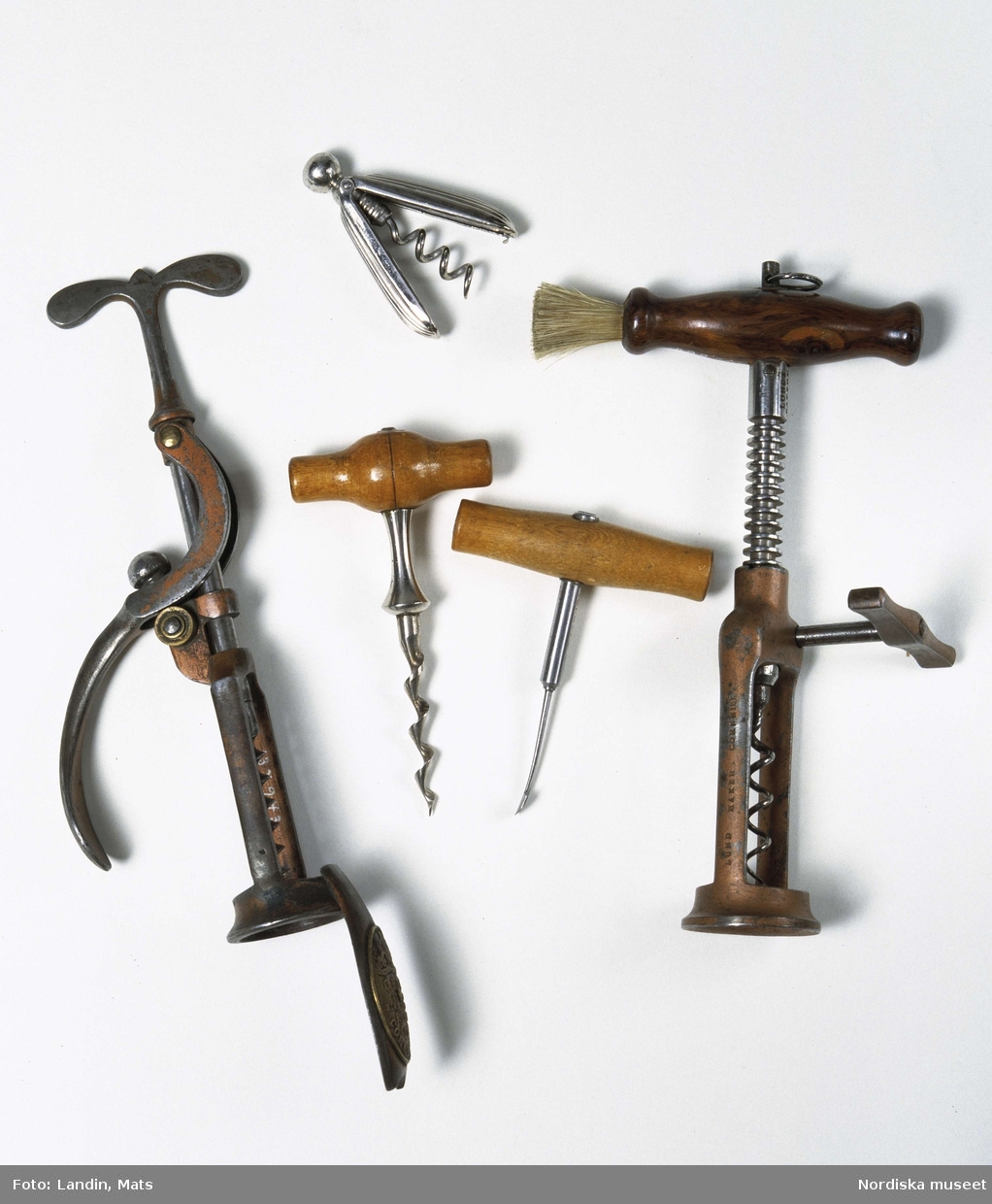 Fem korkskruvar av olika modeller ur Nordiska museets samlingar.