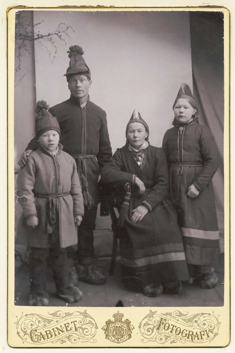 Monterat ateljéporträtt av samen Anders Mårtensson Ringdal med familj.