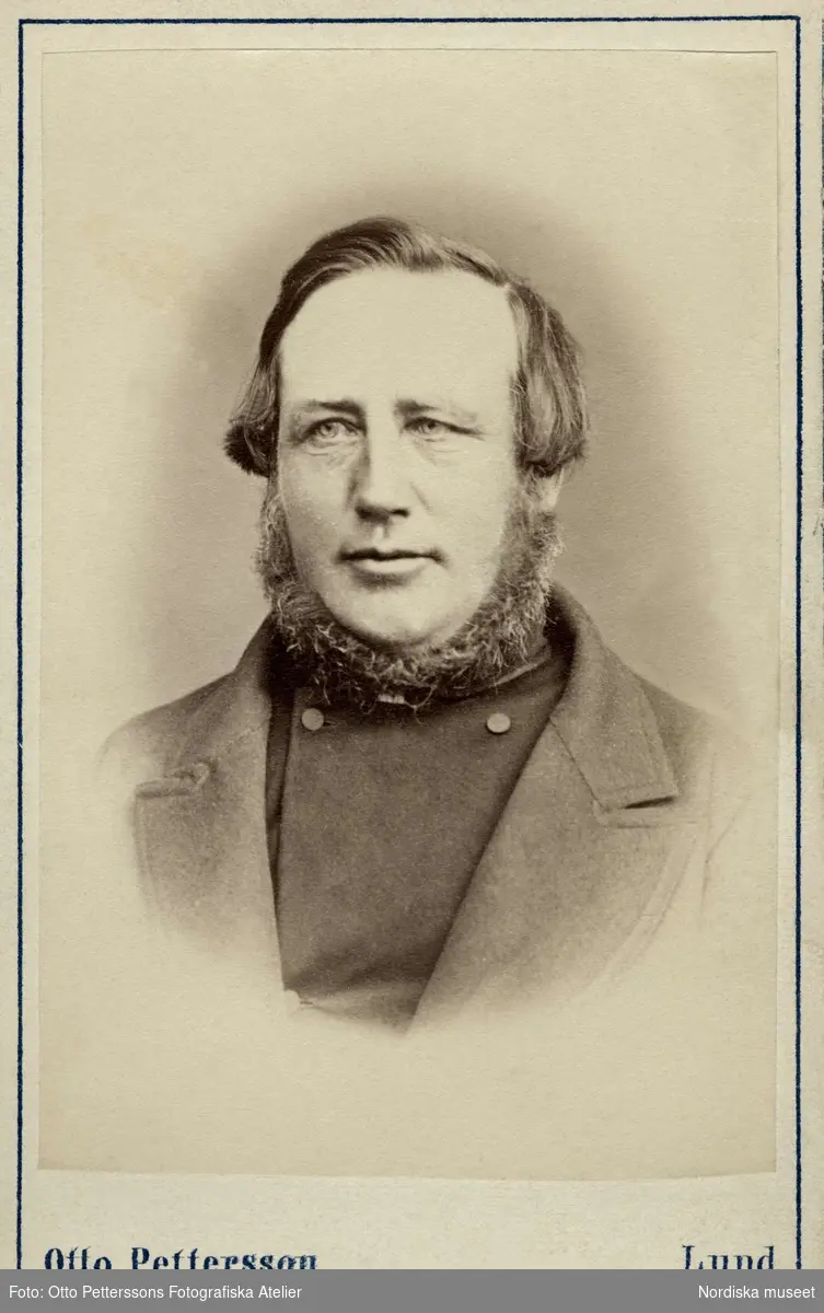 Porträtt på en man, bröstbild. Östra Espinge, Frosta härad, Skåne. Nordiska museet inv. nr. 18518G.